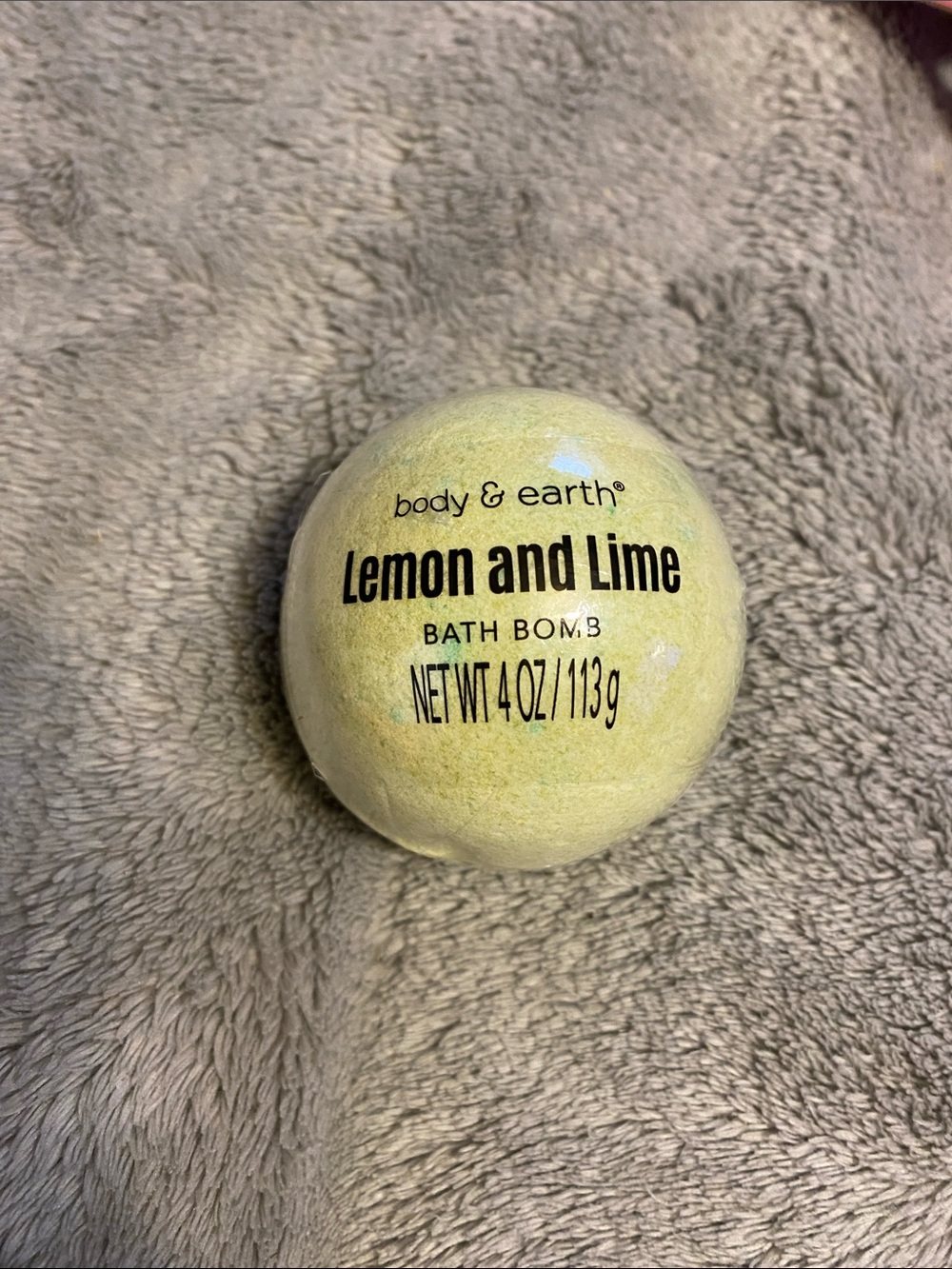 body & earth Lemon and Lime Bath Bomb - Yellow/Green